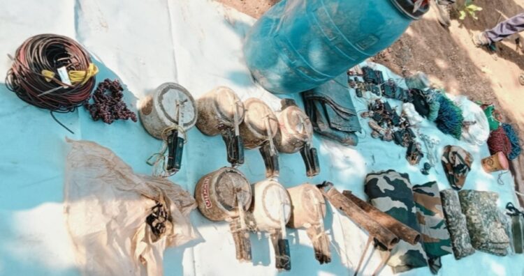 सर्च अभियान में जवानों को मिली बड़ी सफलता: 7 नग कुकर आईईडी, 2 नग पाईप बम, अन्य नक्सल सामाग्री बरामद