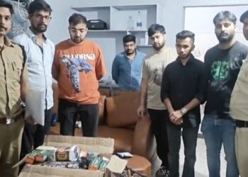 चरोदा स्थित फ्लैट में अवैध हुक्का संचालन का खुलासा: 6 आरोपी गिरफ्तार, हुक्का सामग्री जप्त