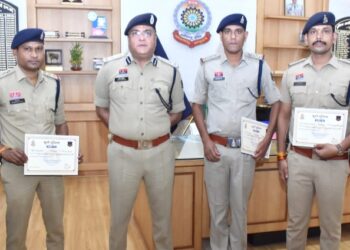 “ऑपरेशन तलाश” में उत्कृष्ट प्रदर्शन करने वाले थाना प्रभारियों को एसएसपी ने किया सम्मानित
