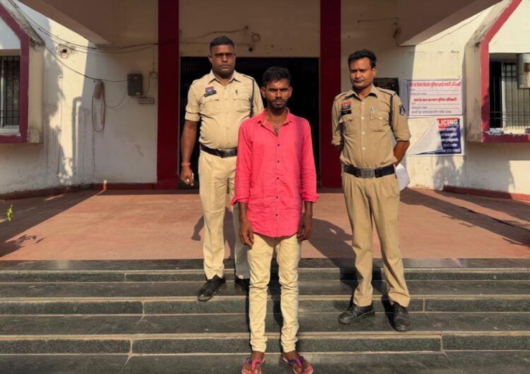 महिला का मोबाईल मांगकर उसकी निजी तस्वीरें अपने फोन में लेकर फर्जी आईडी से वायरल करने वाला आरोपी गिरफ्तार