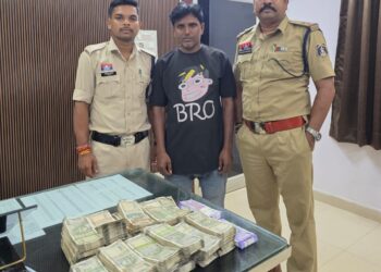 संदिग्ध व्यक्ति से पुलिस ने नगद 21.30 लाख रुपए किए बरामद, आयकर विभाग को दी सूचना