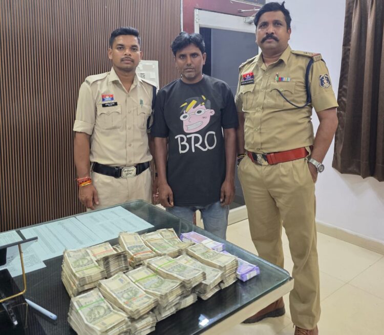संदिग्ध व्यक्ति से पुलिस ने नगद 21.30 लाख रुपए किए बरामद, आयकर विभाग को दी सूचना