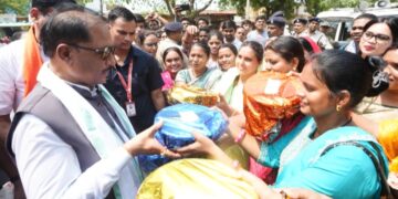 मुख्यमंत्री ने पीपल के पेड़ तले खाट पर बैठकर ग्रामीणों से किया सीधा संवाद, समस्याएं सुनीं और मौके पर दिए समाधान के निर्देश