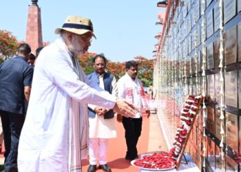 केंद्रीय गृहमंत्री अमित शाह ने अमर वाटिका में शहीदों को दी श्रद्धांजलि, परिजनों से की आत्मीय मुलाकात