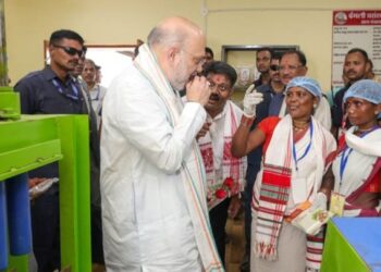 गृहमंत्री अमित शाह ने चखा बस्तर की इमली का स्वाद, बोले- यहां की इमली का स्वाद खट्टा नहीं बल्कि मीठा है
