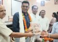 जीपीएफ-सीपीएफ की 1.90 करोड़ की राशि खातों में पहुंचने पर निगम कर्मचारियों ने महापौर, आयुक्त और राजस्व प्रभारी का किया सम्मान