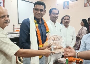 जीपीएफ-सीपीएफ की 1.90 करोड़ की राशि खातों में पहुंचने पर निगम कर्मचारियों ने महापौर, आयुक्त और राजस्व प्रभारी का किया सम्मान