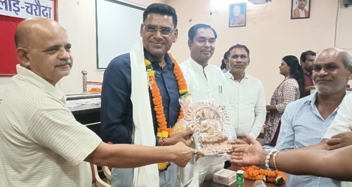 जीपीएफ-सीपीएफ की 1.90 करोड़ की राशि खातों में पहुंचने पर निगम कर्मचारियों ने महापौर, आयुक्त और राजस्व प्रभारी का किया सम्मान