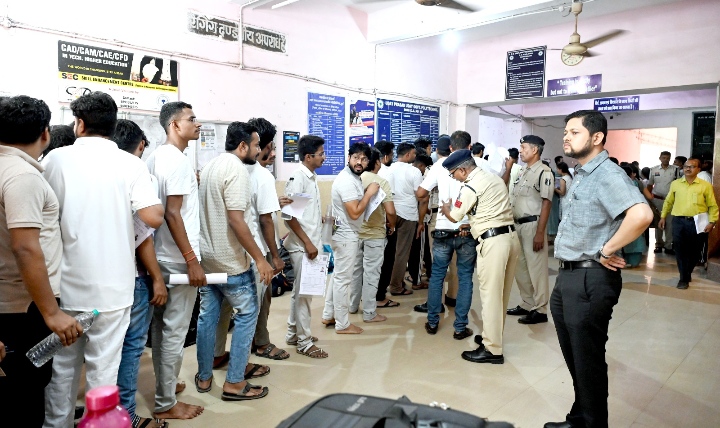कलेक्टर अभिजीत सिंह ने छत्तीसगढ़ राज्य लोक सेवा आयोग की मुख्य परीक्षा के केंद्रों का किया निरीक्षण
