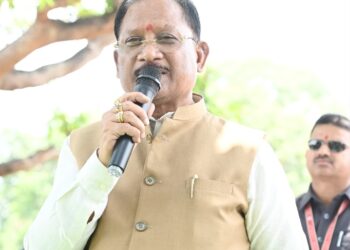 आम की छांव में मुख्यमंत्री की चौपाल: खाट पर बैठे, ग्रामीणों की सुनी बात, मौके पर किए समाधान