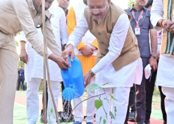 मुख्यमंत्री विष्णु देव साय ने ‘एक पेड़ मां के नाम’ अभियान के तहत किया पीपल का पौधारोपण