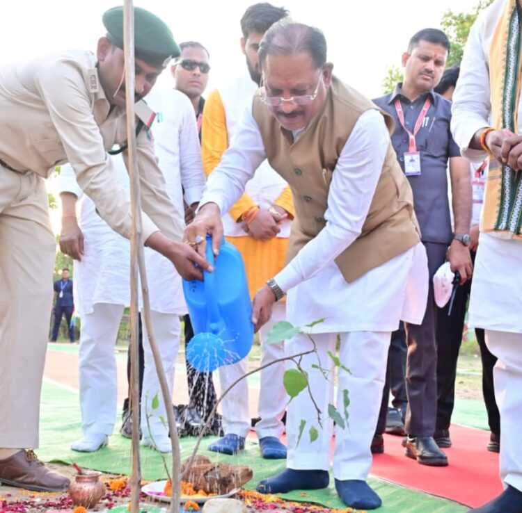 मुख्यमंत्री विष्णु देव साय ने ‘एक पेड़ मां के नाम’ अभियान के तहत किया पीपल का पौधारोपण