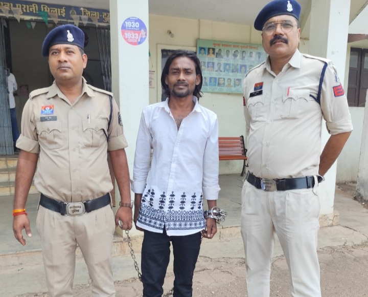 सार्वजनिक स्थान पर धारदार हथियार लहराकर आमजनों को डराने-धमकाने वाला आरोपी गिरफ्तार