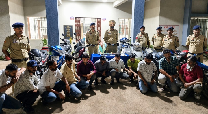 जुआ खेलते 15 जुआड़ी चढ़े पुलिस के हत्थे, नगद 1.82 लाख रुपए सहित 4.34 लाख का सामान बरामद