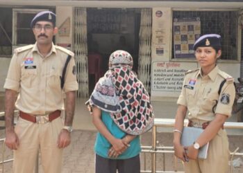 निर्माणाधीन स्कूल में अवैध रूप से हीरोइन रखकर बिक्री करते आरोपी महिला गिरफ्तार, 10 लाख रुपए का सामान बरामद
