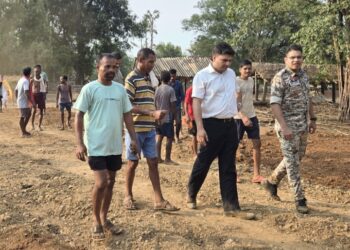 नदी पार कर नुगुर पहुंचे कलेक्टर-एसपी, सुदूर वनांचल में चौपाल लगाकर सुनी समस्याएं