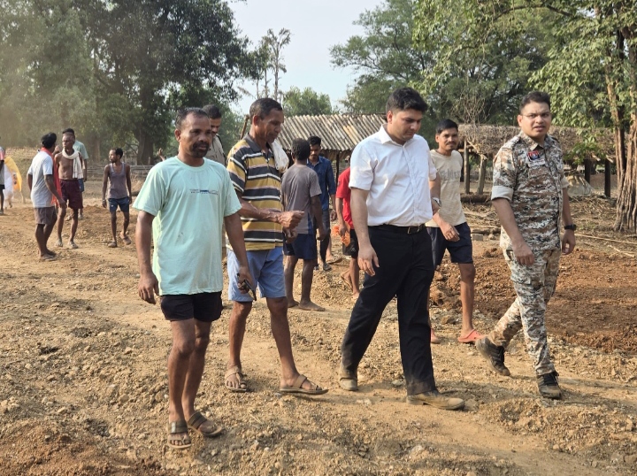 नदी पार कर नुगुर पहुंचे कलेक्टर-एसपी, सुदूर वनांचल में चौपाल लगाकर सुनी समस्याएं
