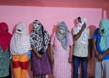 किराये के मकान में देह व्यापार संचालित करने वाली महिला दलाल सहित दो ग्राहक गिरफ्तार