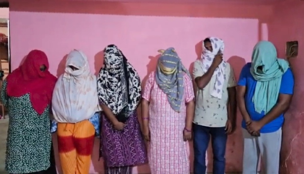 किराये के मकान में देह व्यापार संचालित करने वाली महिला दलाल सहित दो ग्राहक गिरफ्तार