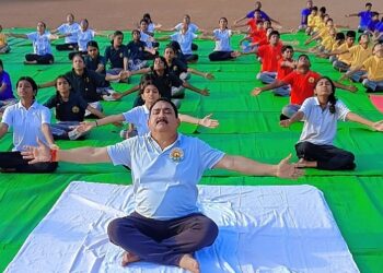 शकुंतला और शारदा विद्यालय के शिक्षक एवं विद्यार्थियों ने किया योग, डायरेक्टर संजय ओझा ने कहा- योग भारत की संस्कृति की अमूल्य धरोहर हैं