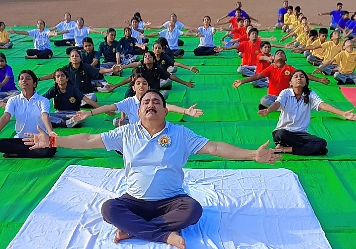शकुंतला और शारदा विद्यालय के शिक्षक एवं विद्यार्थियों ने किया योग, डायरेक्टर संजय ओझा ने कहा- योग भारत की संस्कृति की अमूल्य धरोहर हैं