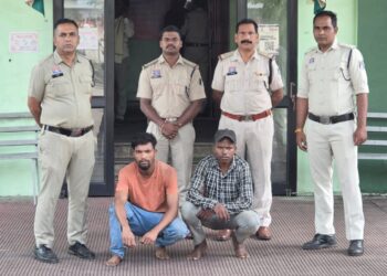 नाबालिक लड़की को दीदी के घर छोड़ने के बहाने ले जाकर किया जबरदस्ती दुष्कर्म और क्वार्टर में छोड़कर भागा, फिर दूसरे ने शादी का झांसा देकर किया दुष्कर्म