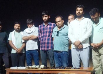 भिलाई 03 में जुआ खेलते 8 जुआड़ी चढ़े पुलिस के हत्थे: नगद 1.82 लाख रुपए, मोबाइल और मोटर सायकल बरामद