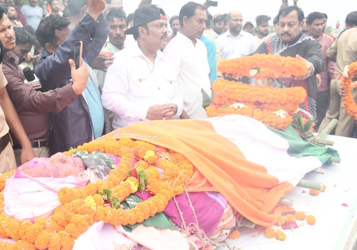 पद्म विभूषण डॉ. तीजन बाई का पार्थिव देह पंच तत्व में विलीन: राजकीय सम्मान के साथ हुआ अंत्येष्ठी, पुलिस के जवानों ने दिया गॉड ऑफ ऑनर