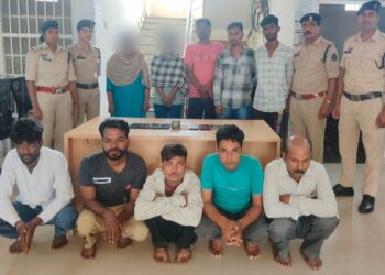 घर में जुआ खेलवा रही दो महिला सहित 8 जुआड़ी चढ़े पुलिस के हत्थे, नगद 44 हजार रुपए सहित 9 मोबाइल जप्त