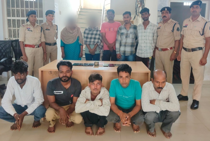 घर में जुआ खेलवा रही दो महिला सहित 8 जुआड़ी चढ़े पुलिस के हत्थे, नगद 44 हजार रुपए सहित 9 मोबाइल जप्त