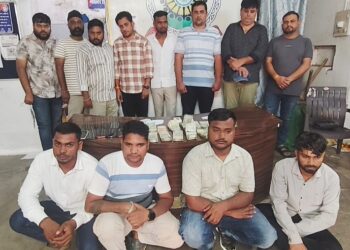 जुआ खेलते 12 जुआड़ी चढ़े पुलिस के हत्थे, नगद 9.04 लाख रुपए बरामद