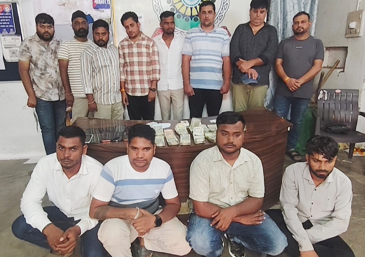 जुआ खेलते 12 जुआड़ी चढ़े पुलिस के हत्थे, नगद 9.04 लाख रुपए बरामद