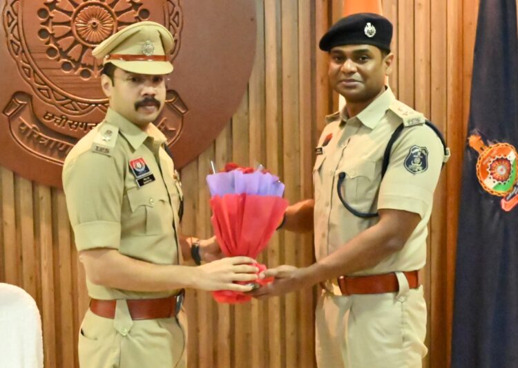 दंतेवाड़ा जिले नवपदस्थ पुलिस अधीक्षक चन्द्र मोहन सिंह ने पदभार ग्रहण किया