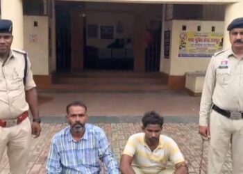स्पंज आयरन से भरे ट्रक को फर्जी नंबर प्लेट लगाकर बिक्री करने वाले 2 आरोपी गिरफ्तार