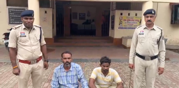 स्पंज आयरन से भरे ट्रक को फर्जी नंबर प्लेट लगाकर बिक्री करने वाले 2 आरोपी गिरफ्तार