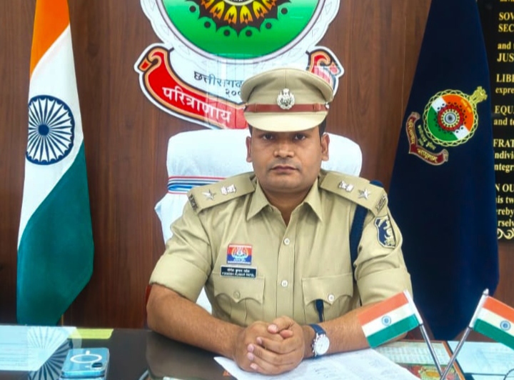 सूरजपुर जिले के नवपदस्थ पुलिस अधीक्षक योगेश पटेल ने पदभार ग्रहण किया