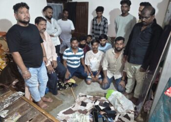 खुर्सीपार में जुआ खेलते 14 जुआड़ी चढ़े पुलिस के हत्थे, नगद 77 हजार रुपए सहित 3.27 की संपति जप्त