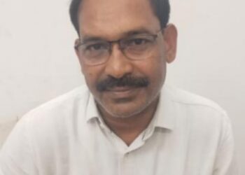सर्प दंश से हुई मृत्यु से शासन से मिलने वाली मुआवजा राशि को बैंक खाते में भुगतान कराने के एवज में 50 हजार रूपये का हस्ताक्षरित चेक लेते बाबू गिरफ्तार