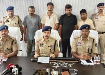 12 लाख रुपये की अंधी सनसनीखेज लूट का पर्दाफाश: 4 कुख्यात हथियारबंद आरोपी गिरफ्तार; चांदी के जेवर , पिस्तौल, देशी कट्टा, 14 जिंदा कारतूस बरामद