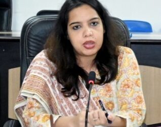 जनदर्शन की शिकायतों का हो त्वरित निराकरण, विकास कार्यों में न हो देरी- आयुक्त सुरुचि सिंह