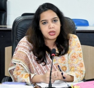 जनदर्शन की शिकायतों का हो त्वरित निराकरण, विकास कार्यों में न हो देरी- आयुक्त सुरुचि सिंह
