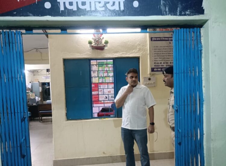 एसपी जितेंद्र यादव ने मध्य रात्रि में थाना पिपरिया व चौकी दशरंगपुर का किया औचक निरीक्षण
