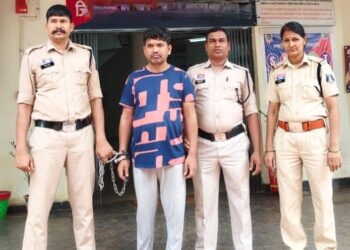 फेसबुक पर दोस्ती फिर शादी का झांसा देकर किया दुष्कर्म, अब नर्सिंग ऑफिसर की नौकरी दिलाने के नाम पर ठगे 10.98 लाख रुपए