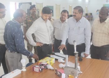 कलेक्टर अभिजीत सिंह ने केंद्रीय जेल दुर्ग का किया आकस्मिक निरीक्षण, उपजेल अधीक्षक को कारण बताओ नोटिस जारी