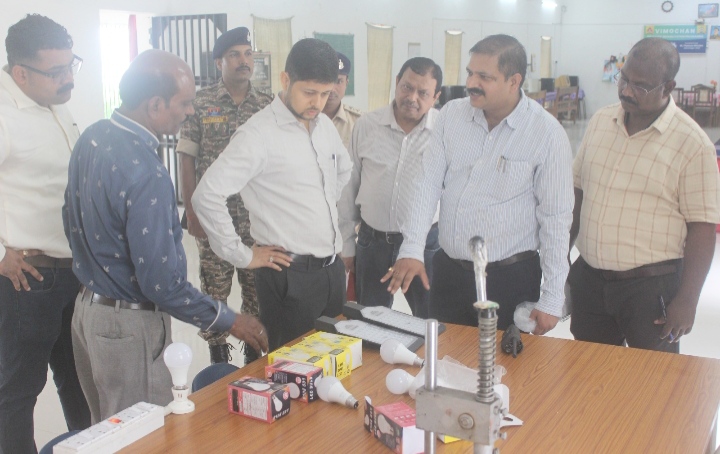 कलेक्टर अभिजीत सिंह ने केंद्रीय जेल दुर्ग का किया आकस्मिक निरीक्षण, उपजेल अधीक्षक को कारण बताओ नोटिस जारी