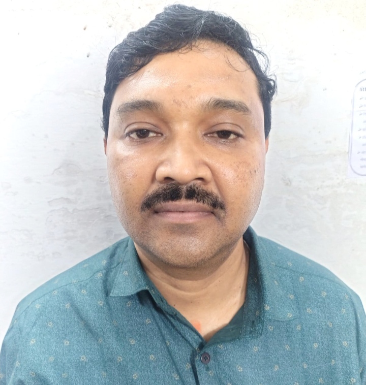 महिला कर्मचारी के वेतन से 1.49 लाख रुपए गबन करने वाला हेमचंद यादव विश्वविद्यालय का कुलसचिव गिरफ्तार