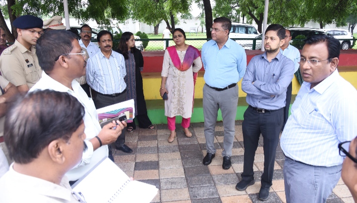 स्वतंत्रता दिवस समारोह की तैयारियों का कलेक्टर और एसएसपी ने किया निरीक्षण