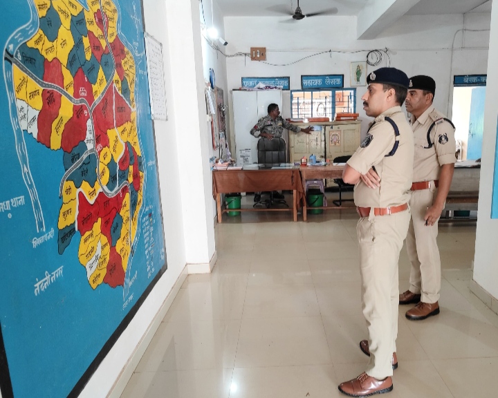 एसपी त्रिलोक बंसल ने ग्रामीण क्षेत्रों का भ्रमण दौरान पुलिस अनुविभागीय अधिकारी बेरला कार्यालय, थाना बेरला एवं पुलिस चौकी कंडरका का किया औचक निरीक्षण
