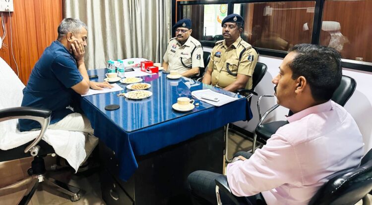 IG अभिषेक शांडिल्य ने बेमेतरा भ्रमण के दौरान जिले के राजपत्रित अधिकारियों की ली बैठक, सुरक्षा व्यवस्था को और अधिक सशक्त बनाने दिए निर्देश