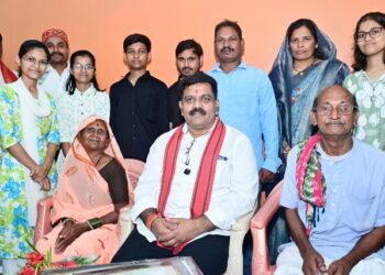 तीन बहनों ने एक साथ पास की नीट परीक्षा, उप मुख्यमंत्री विजय शर्मा ने घर पहुंचकर दी बधाई